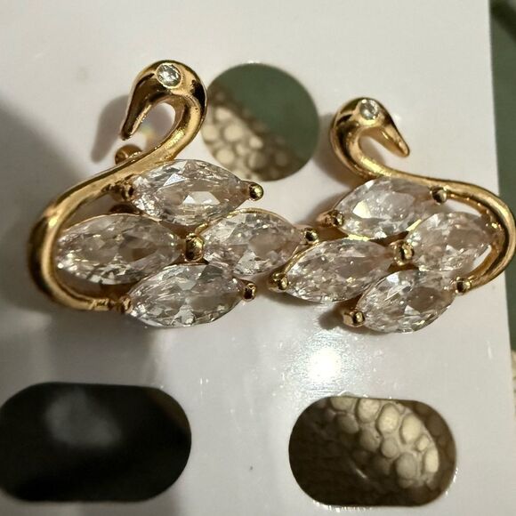 GOLDEN SWAN CRYSTAL STUD EARRINGS – WOMEN’S ELEGANT STATEMENT JEWELRY - Picture 3 of 17